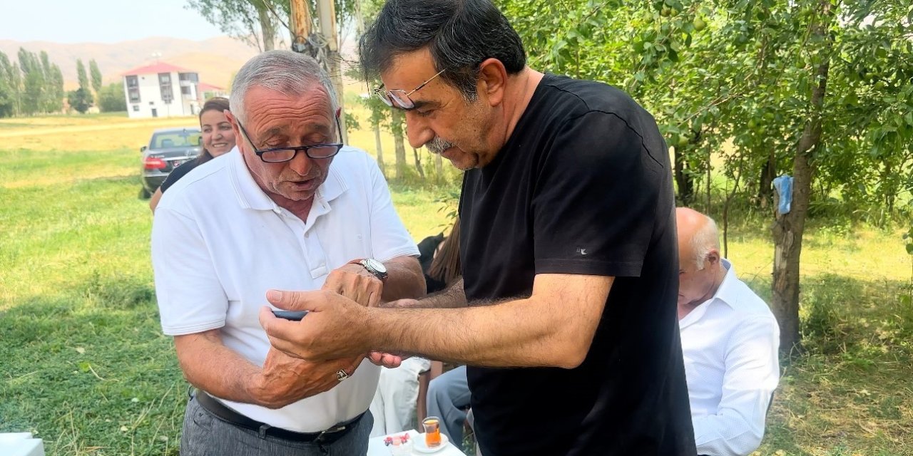 Hakkari'de Duygulandıran Vefa: 31 Yıl Sonra Eski Öğrencileriyle Buluşan Öğretmen Gözyaşlarına Hakim Olamadı