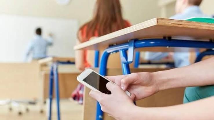 MEB'den Okullarda Cep Telefonu Kararı: Öğretmenler de Sınıfta Kullanamayacak