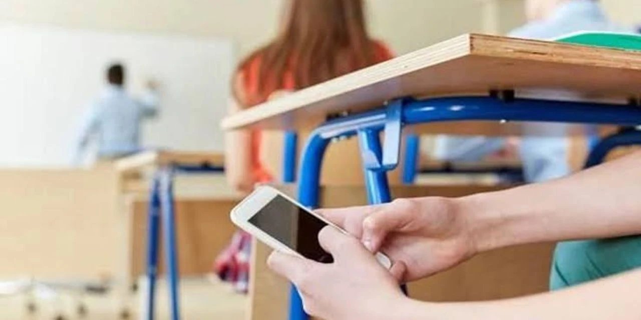 MEB'den Devrim Gibi Karar: Sınıflarda Öğretmenlere de Cep Telefonu Yasaklandı!