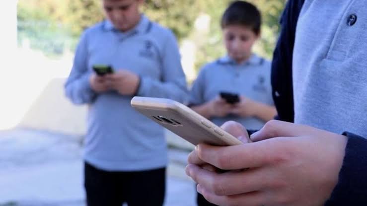 Sınıfa Cep Telefonu Sokmanın Cezası Yok