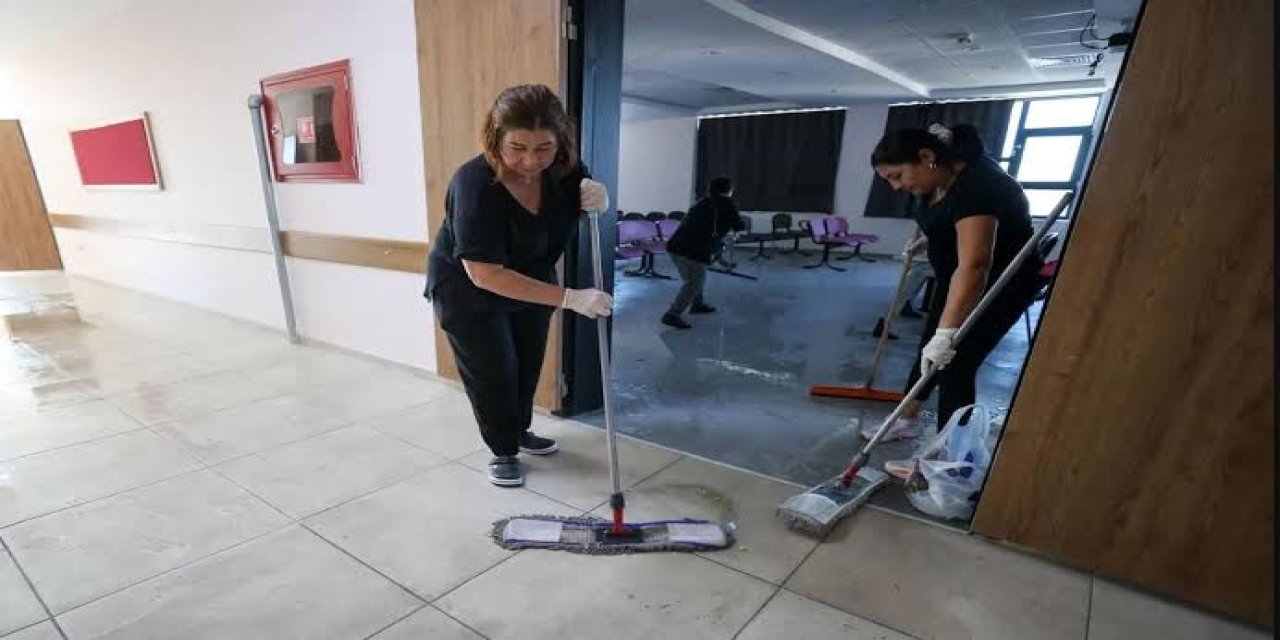 Öğretmenler Okulu Yıkadı, Sosyal Medya İkiye Bölündü: 'Bu Bizim Görevimiz Değil!'