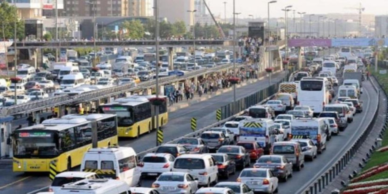 İstanbul'da Trafiğe Okul Önlemi: İlk Gün Dersler Saat 10'da Başlayacak