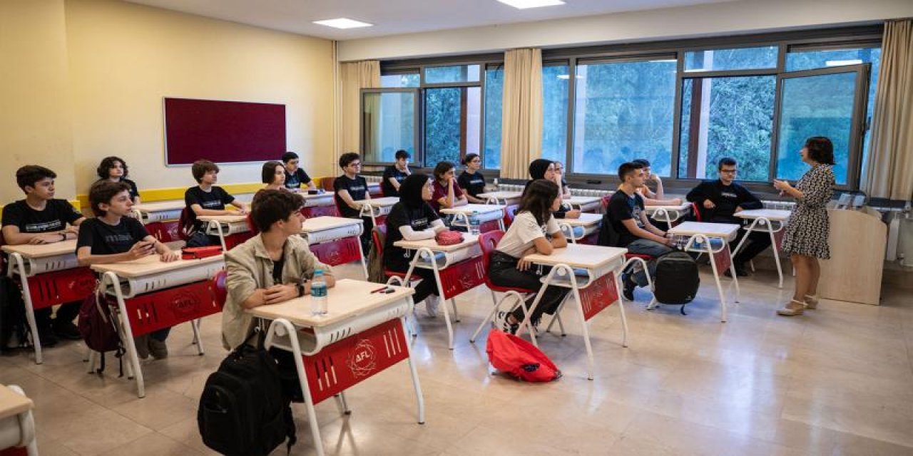 Eğitimde Yeni Dönem Sinyali: 12 Yıllık Zorunlu Eğitim Değişikliği Öğretmenleri Nasıl Etkileyecek?