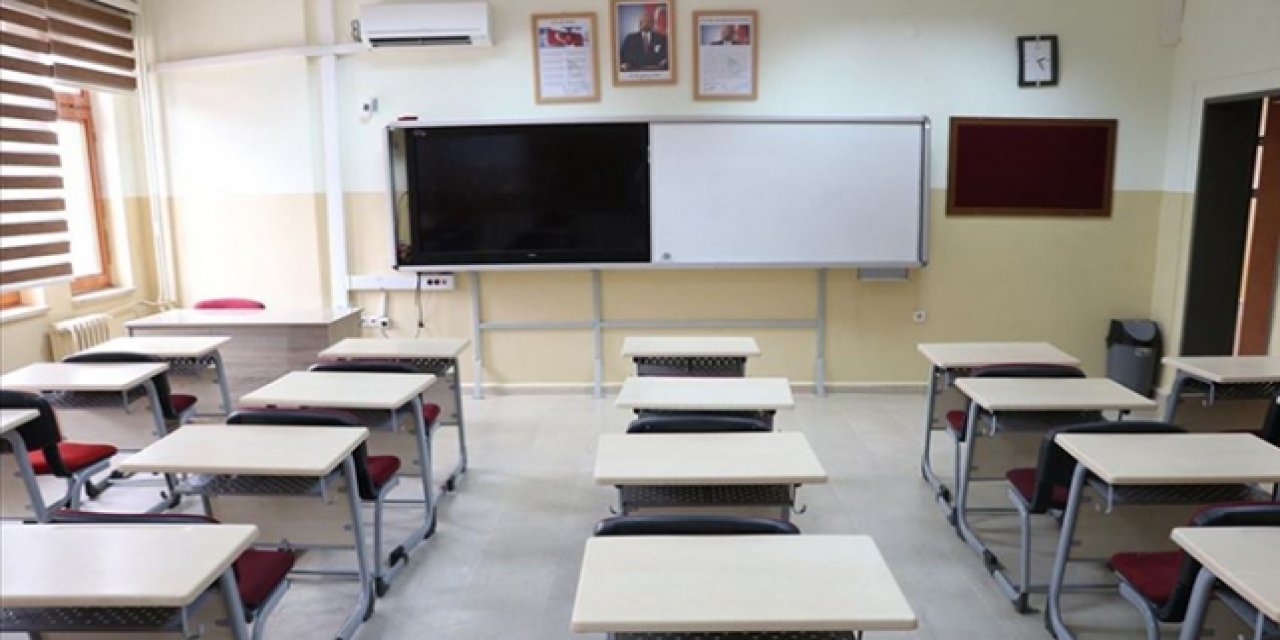 Okullarda Demokrasi Krizi: Öğretmen ve Öğrencinin Sesi Kısılıyor!