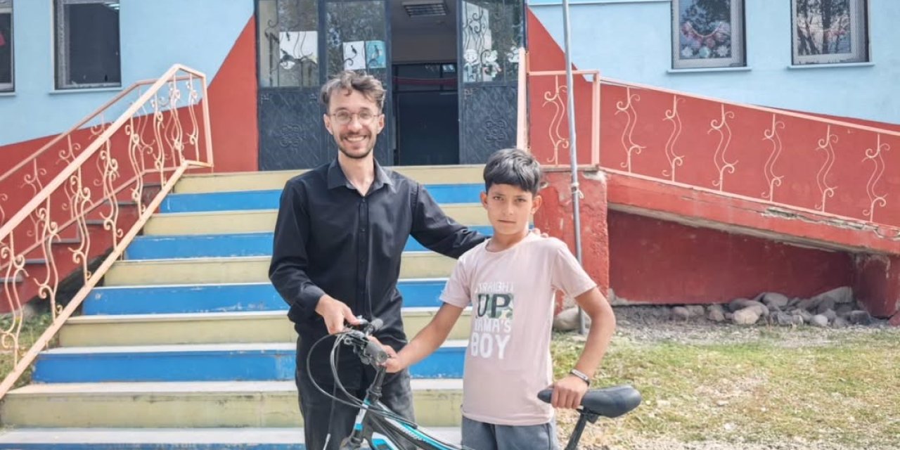Ağrı'da Örnek Öğrenciye Anlamlı Hediye: Mithat'ın Başarısı Bisikletle Taçlandı
