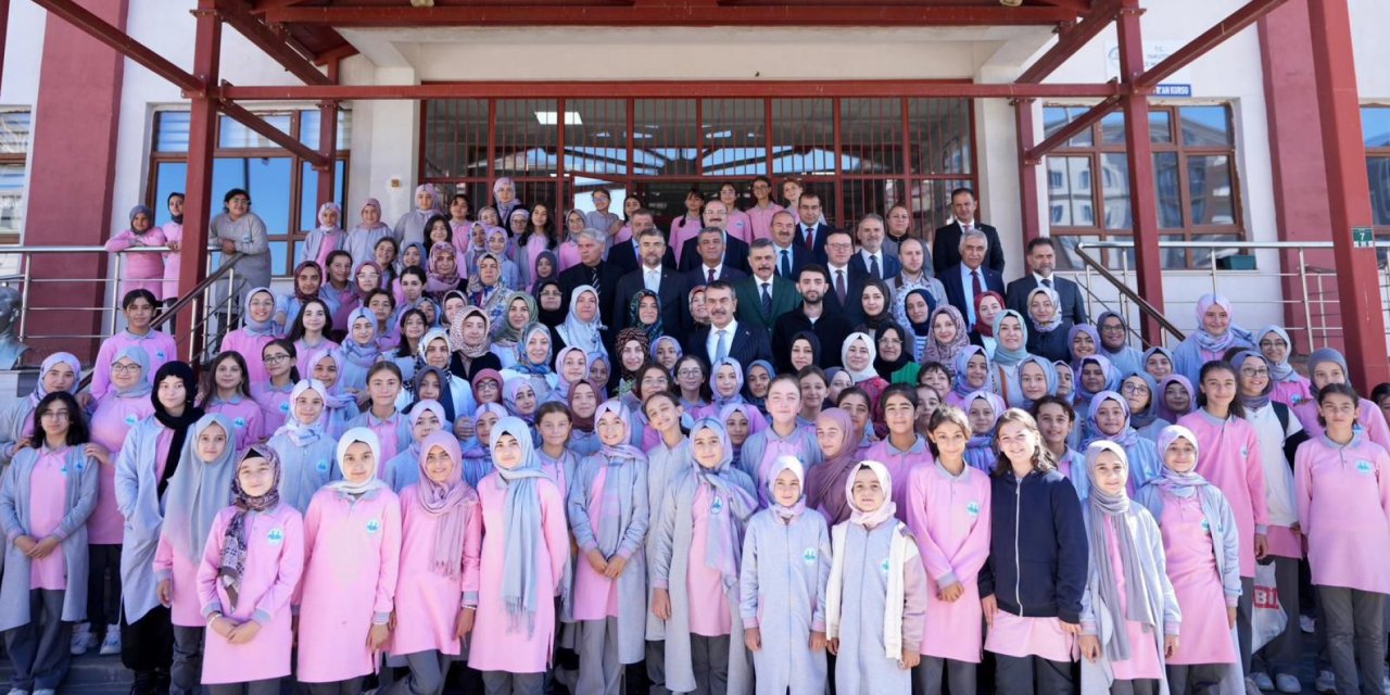Bakan Tekin'den Erzurum'da Sürpriz Okul Ziyareti: Sınıflara Girdi, Öğretmenin Doğum Gününü Kutladı