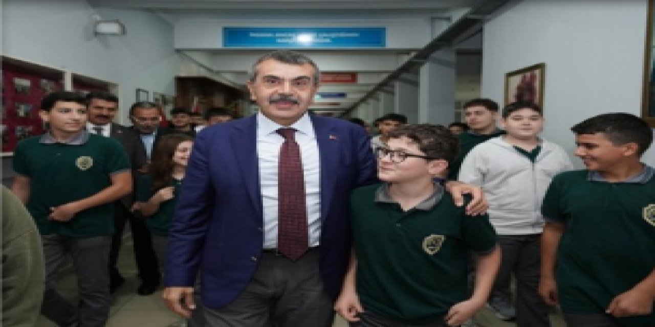 Bakan Tekin'den Düzce'de Sürpriz Okul Ziyareti: Öğretmen Veli Sandı, Doğum Günü Kutladı