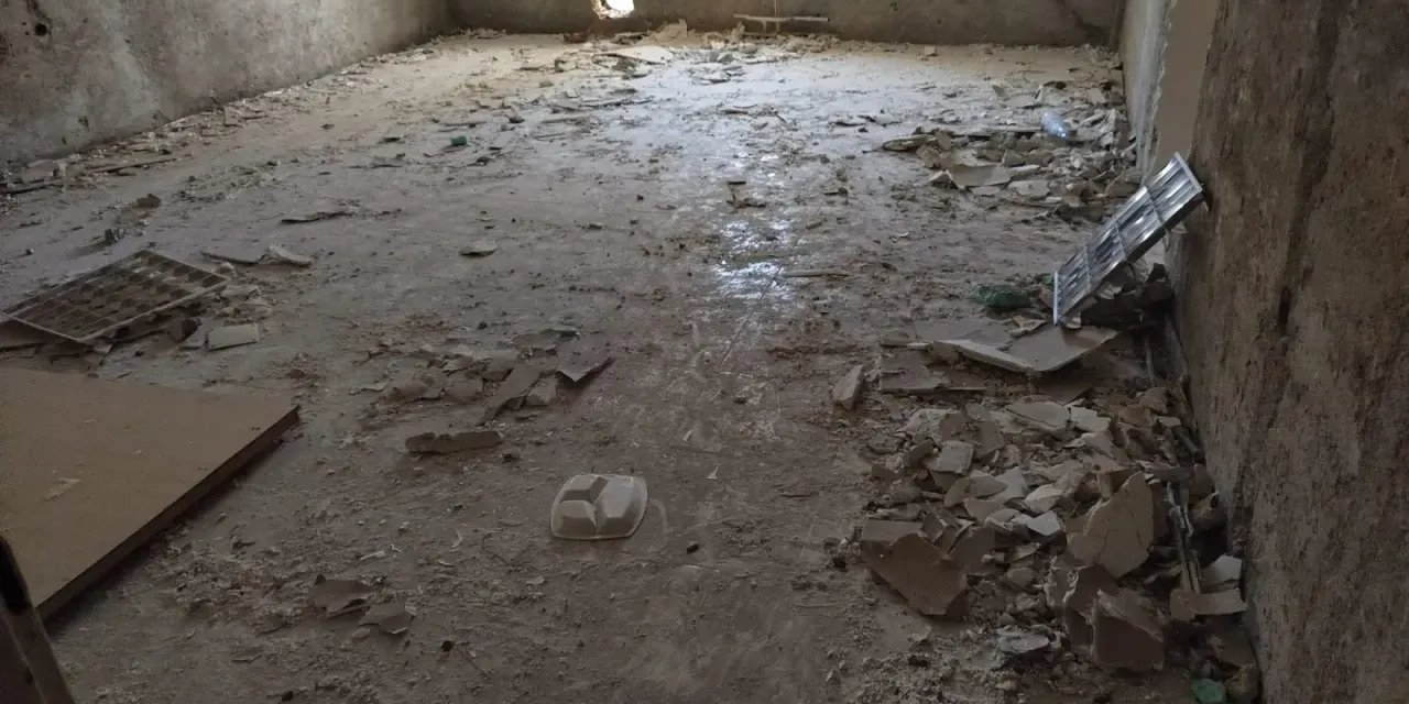 Elazığ'da Dört Okulun Ortasında Güvenlik Alarmı: Metruk Hastane Binası Tehlike Saçıyor