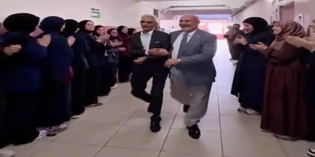 Düzce'de 42 Yıllık Öğretmene Duygulandıran Veda: Alkışlarla Uğurlandı