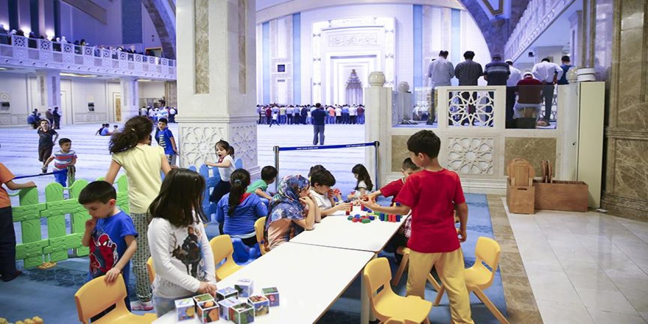 Sarıyer'de Cuma Namazına Giden Liselilere 'Devamsızlık' Şoku: Sınıfta Kalabilirler!