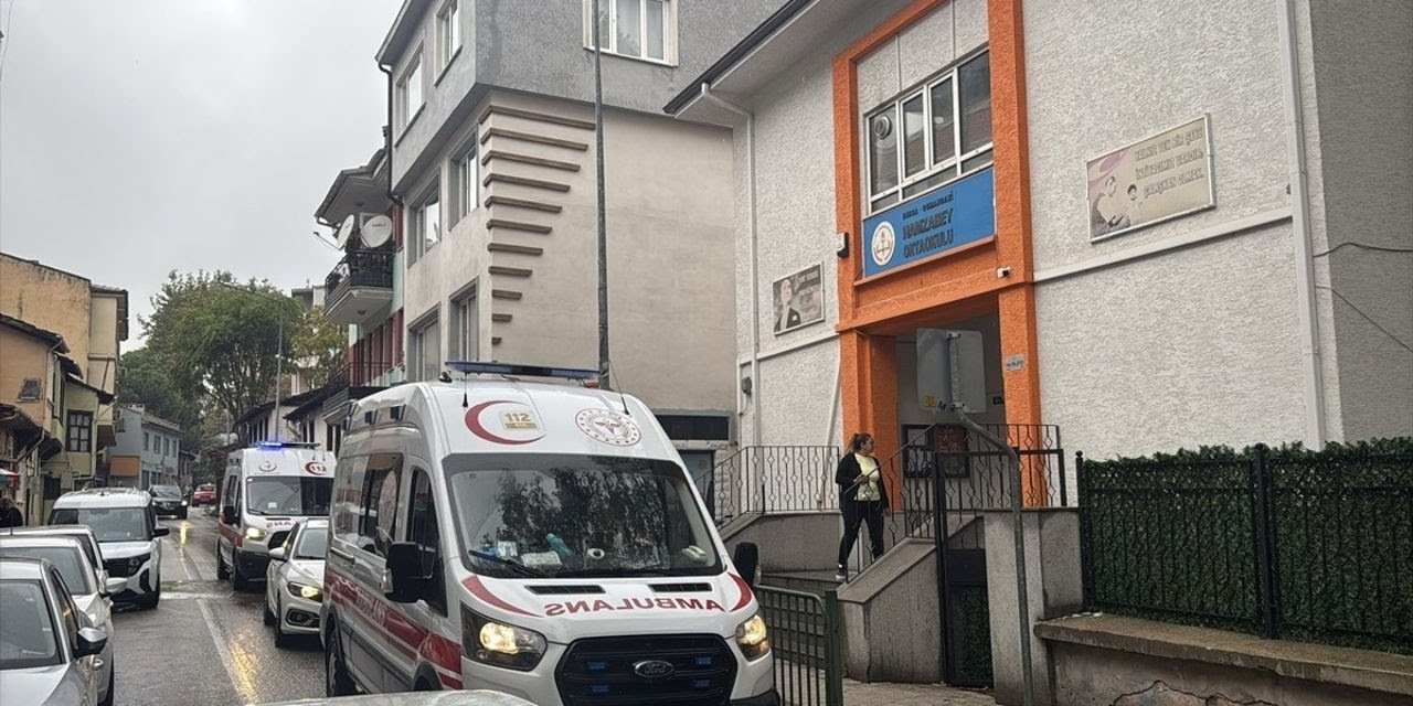 Bursa'da Okulda Korku Dolu Anlar: 6 Öğrenci Zehirlenme Şüphesiyle Hastanelik Oldu
