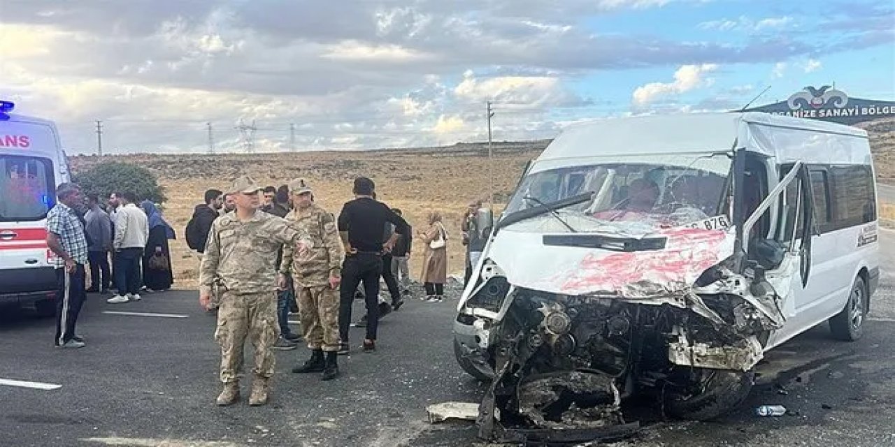 Van Erciş'te Korkutan Kaza: Okul Servisi ile Tır Çarpıştı, 14'ü Öğrenci 15 Yaralı!