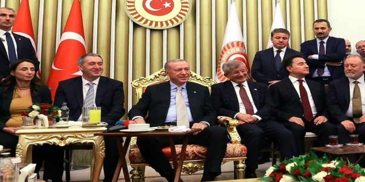 Siyasette Gündem Olan Kare: Erdoğan, Davutoğlu ve Babacan Yıllar Sonra Aynı Masada