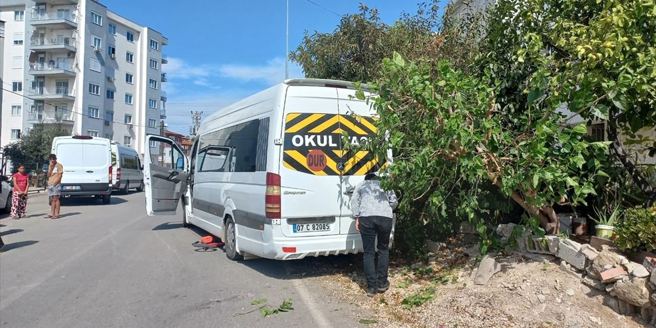 Antalya'da Yürek Yakan Kaza: Okul Servisinin Çarptığı 8 Yaşındaki Çocuk Ağır Yaralandı