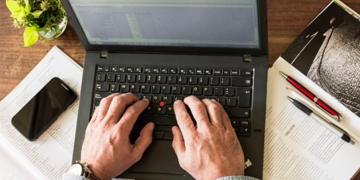 Tez Yazma Stresi Sona Eriyor: Akademik Başarıya Giden Yolda Profesyonel Destek