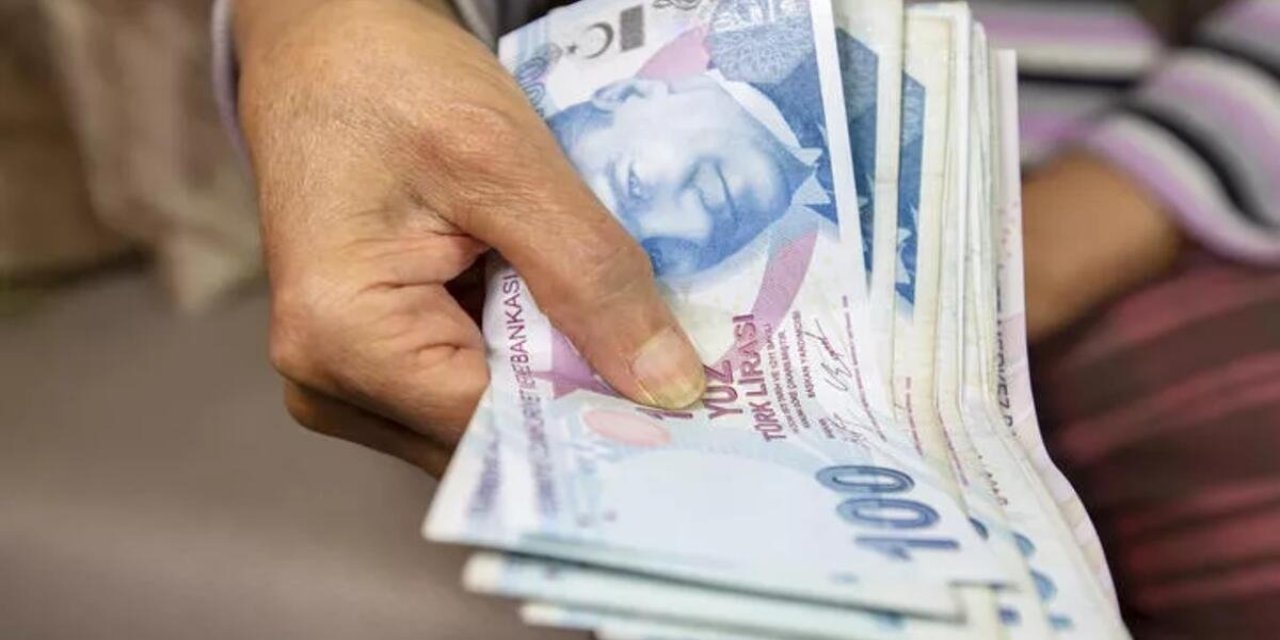 Memur Maaşları Alarm Veriyor: İki Maaş Bile Yoksulluk Sınırını Aşamıyor!