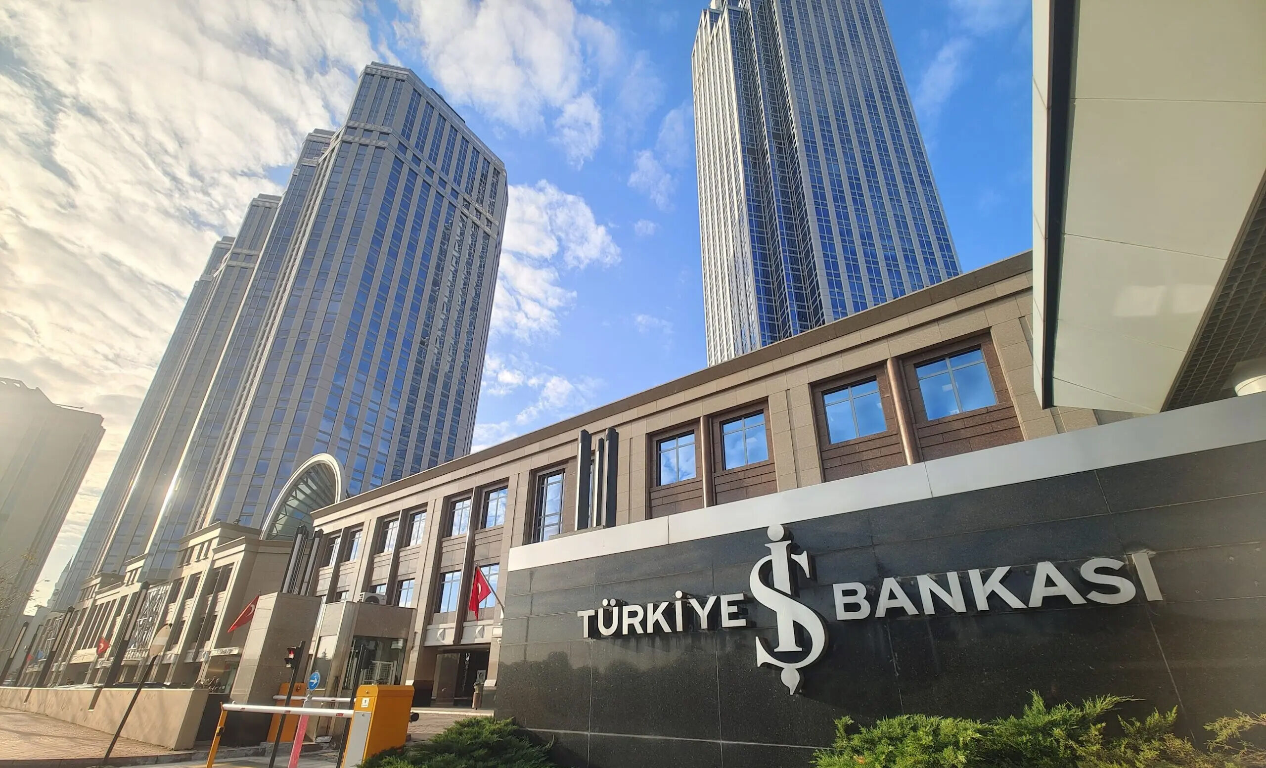 İş Bankası Kasım 2025 Faiz Oranlarını Açıkladı: Güncel Konut, Taşıt ve İhtiyaç Kredisi Maliyetleri