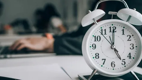 Milyonlarca Memuru İlgilendiriyor: Kamuda Mesai Saatleri Değişiyor, Hibrit Dönem Başlıyor!