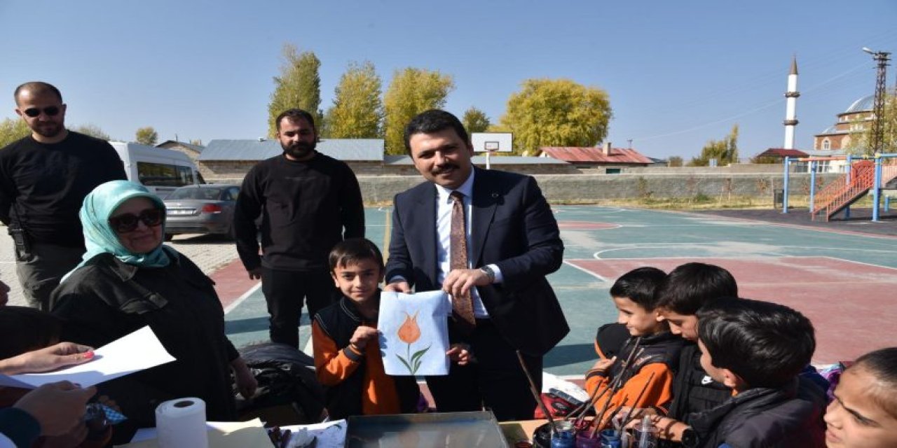 Van İpekyolu'nda Sanat Seferberliği: 'Sanat Yolunda' Projesi Köy Okullarını Şenlendirdi