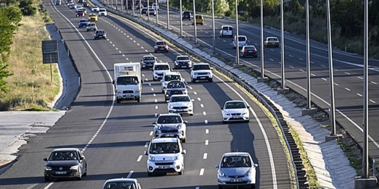 Kilit Kavşak Kırıkkale'de Tatil Dönüşü Yoğunluğu: Kilometrelerce Araç Kuyruğu Oluştu