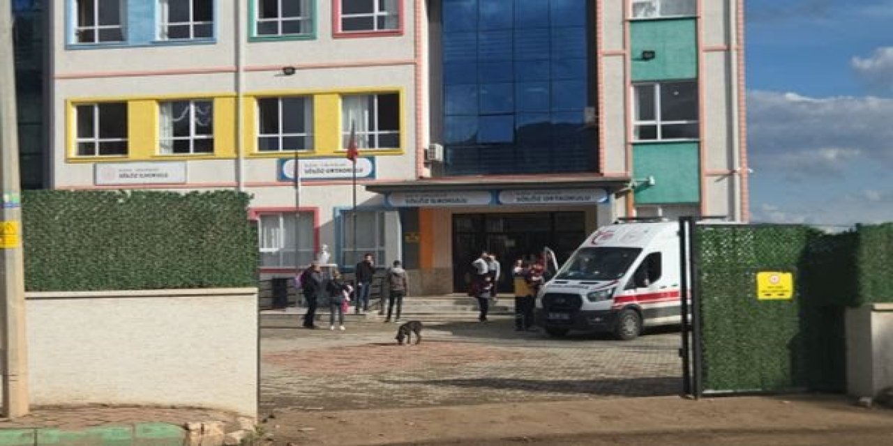 Bursa'daki Ortaokulda Gıda Zehirlenmesi Alarmı: Onlarca Öğrenci Hastaneye Kaldırıldı
