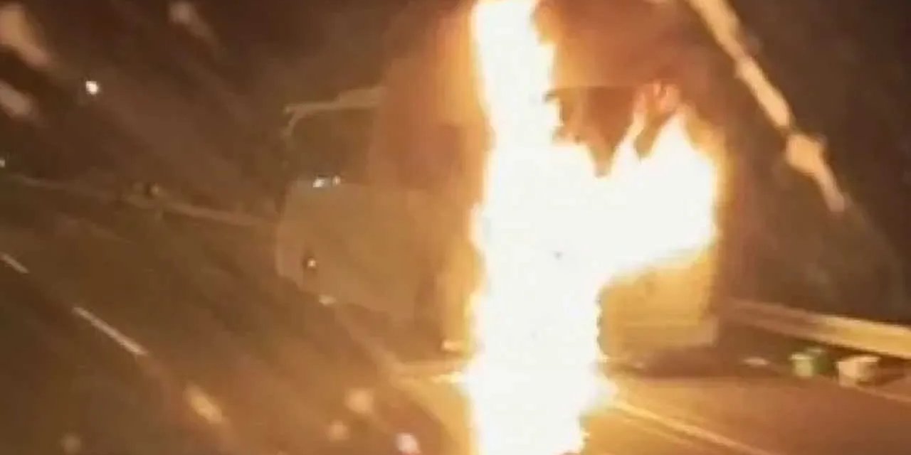 Otoyolda Korku Dolu Anlar: Öğrenci ve Öğretmenleri Taşıyan Otobüs Alev Aldı