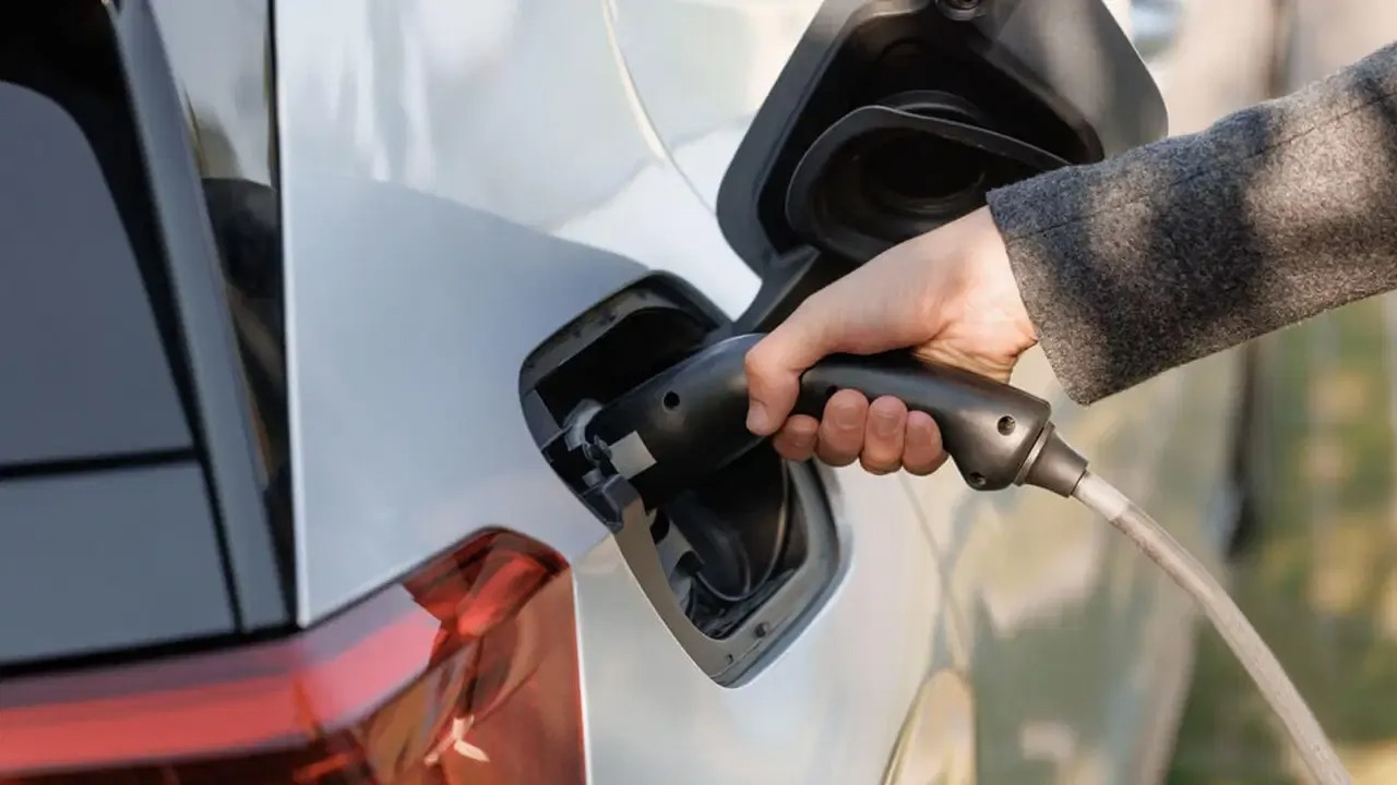 Elektrikli Araç Sahipleri Dikkat: Şarj Ücretleri Değişiyor! AVM'de Pahalı, Gece Ucuz Olacak