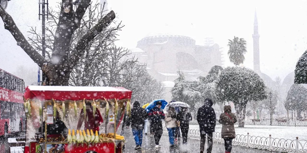 İstanbullulara Kar Müjdesi: Uzmanlar Merakla Beklenen Tarihi Açıkladı!