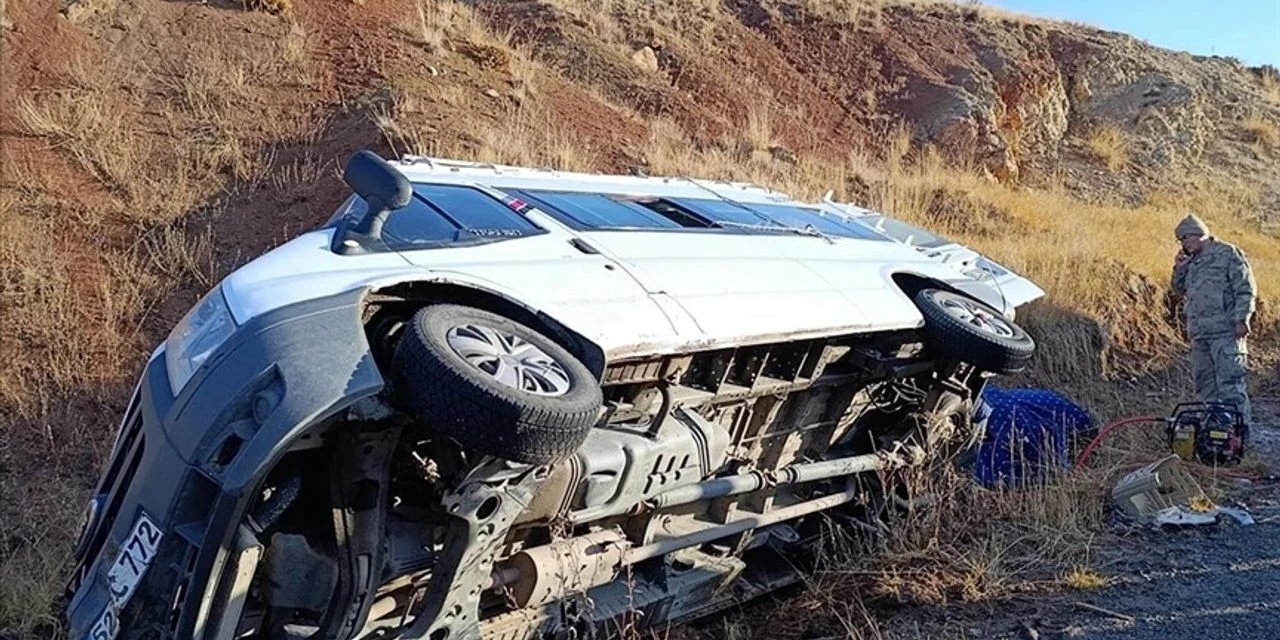 Öğretmenleri Taşıyan Münibüs Devrildi: 7 Yaralı