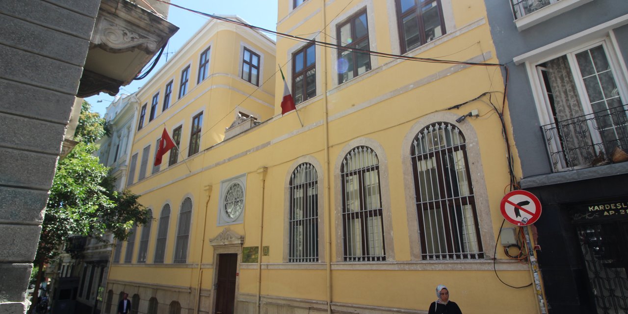 İtalyan Lisesinde Türk Öğretmenlere İtalyan Öğretmenlerden 5 Kat Daha Az Maaş Verildiği İddia Ediliyor