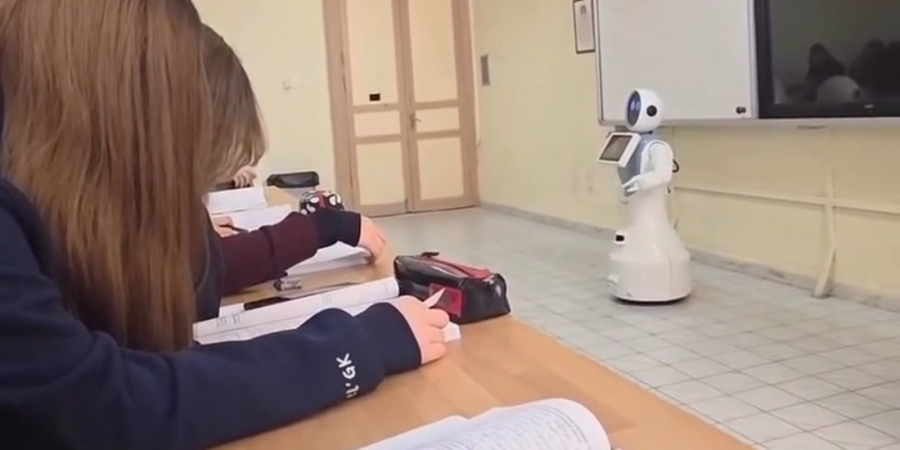 Kabataş Erkek Lisesinde Edebiyat Dersinde Yapay Zekalı Robot Öğretmenlik Yaptı