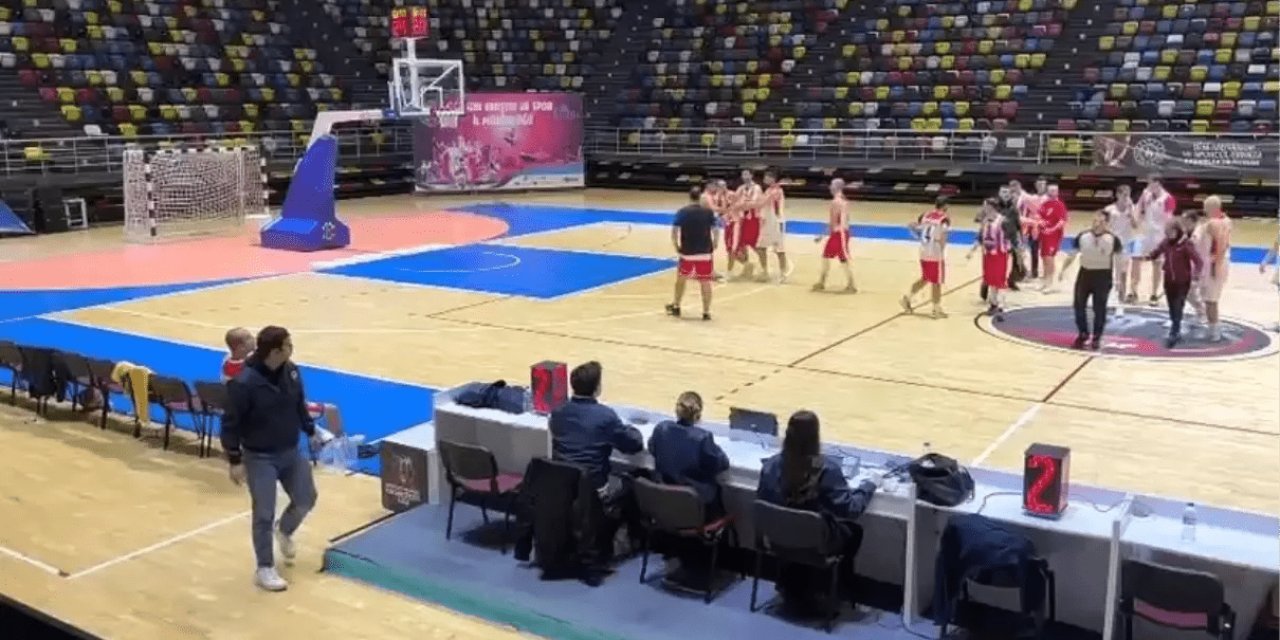 Basketbol Müsabakasında Öğretmen Olan Oyuncu Hakeme Saldırdı