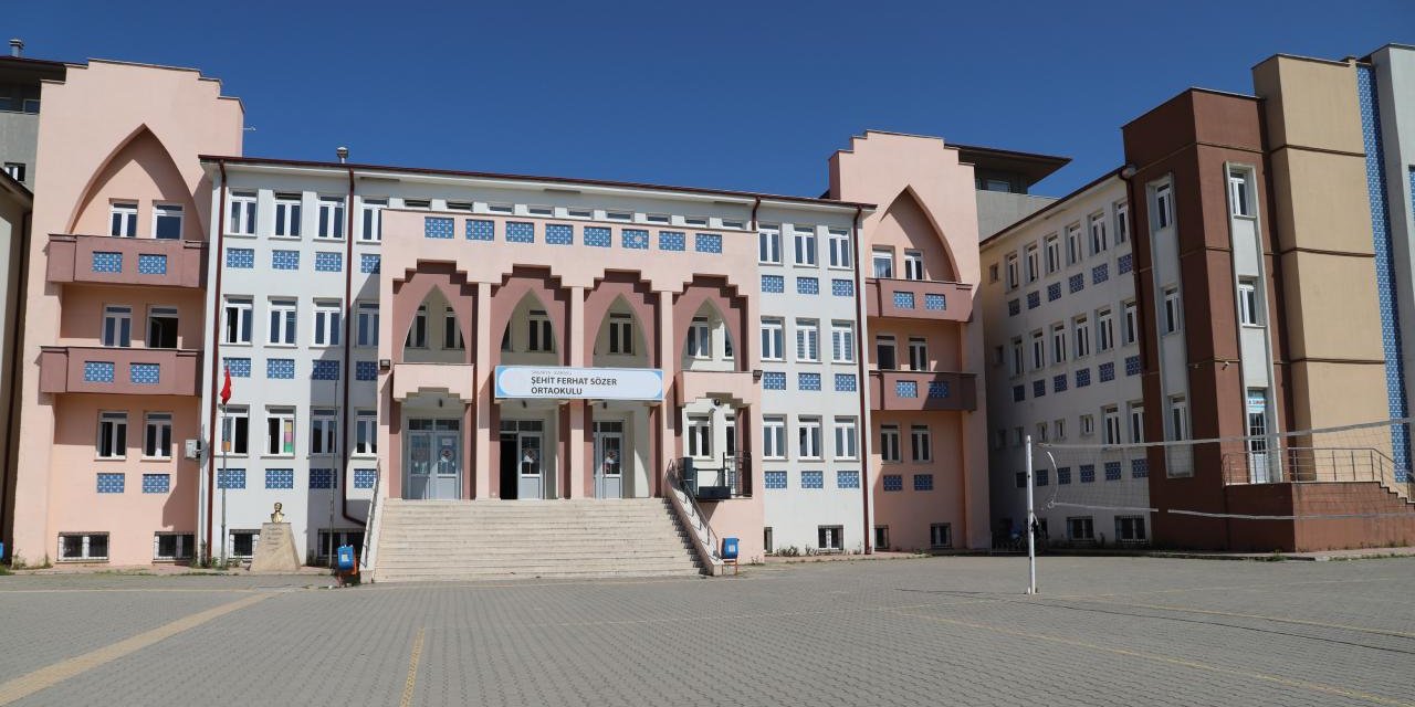 Kahreden Olay! Okulun Camından Atlayarak İntihar Eden Öğrenci Hayatını Kaybetti