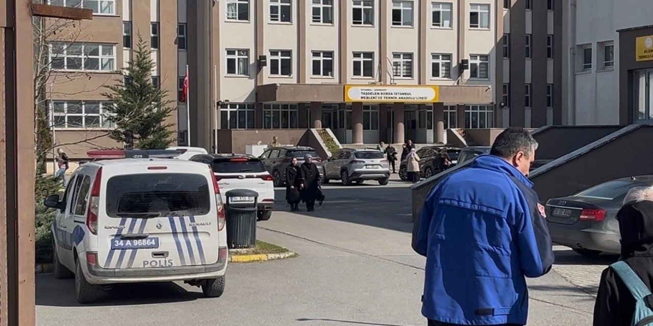 Eğitim Camiası Yasta! Öğrencisi Tarafından Bıçaklanan Öğretmen Hayatını Kaybetti