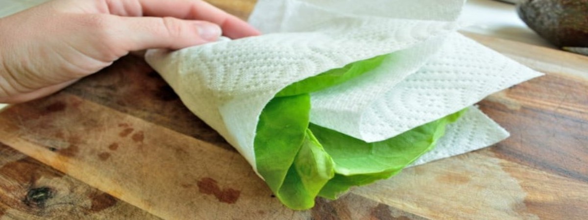 salata malzemelerini taze saklamak için kağıt havlu