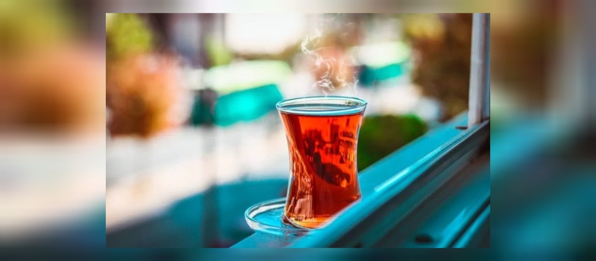 Türkiye'nin sevilen içeceği çay, suyun ardından en çok tüketilen içecek olma özelliğini koruyor. Ülke genelinde çay, neredeyse her an ve her yerde tüketiliyor. Evde, işte, sokakta ve kafede... Ancak, çayı demlerken dikkat edilmesi gereken önemli bir nokta