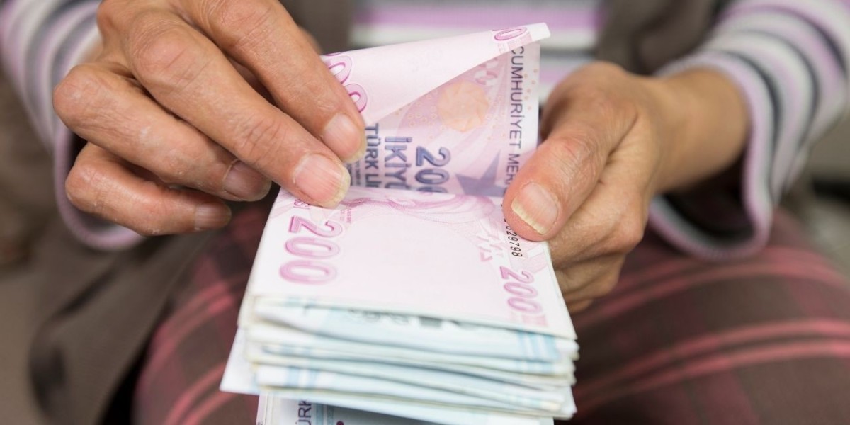 Türkiye genelindeki tüm emekliler için sevindirici bir haber var! 2-5 Nisan tarihleri arasında gerçekleştirilecek ödemelerde, maaş düzeninden bağımsız olarak her emekliye 3 bin Türk Lirası ikramiye verilecek.